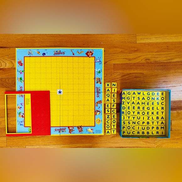 A set of three board games: Scrabble Junior, Guess Who & Trouble - Picture 3 of 7